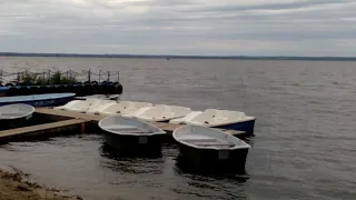 На озере Неро в городе Ростове волны Хотели покататься на лодке, но не получилось