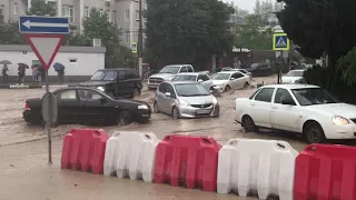 В условиях чрезвычайной ситуации в Керчи, Ялте и Ленинском районе сотрудники полиции обеспечивают бе