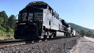 A NS ET44AC with a K5LA Horn leads NS P60, a Short Manifest. A Chase.