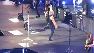 "Raise your hands" Bon Jovi. Madrid 7-7-2019 (This house is not for sale TOUR)