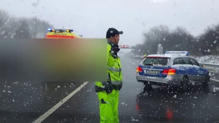 GEFAHR! Auto steht mitten auf der Autobahn | Nothilfe | Absicherung der Gefahrenstelle (03.02.2018)