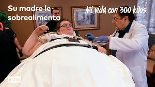 Su madre le alimenta para que siga engordando | Mi vida con 300 kilos