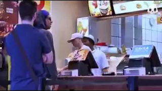 pedindo lanches no McDonalds cantando rap