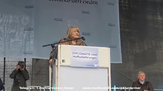 Kundgebung Brandenburger Tor Rede Alice Schwarzer "Aufstand für den Frieden" Berlin 25.02.23