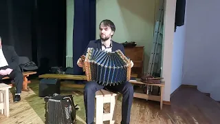 Oskars Potjanko. Игра на гармонях разного строя.