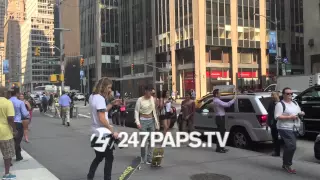 (EXCLUSIVE) Justin Bieber Puts on A Skating Performance in NYC 09-02-15