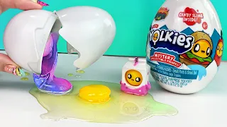 Probando SLIME COMESTIBLE Sorpresa de YOLKIES! Huevos Divertidos con MAPHIE