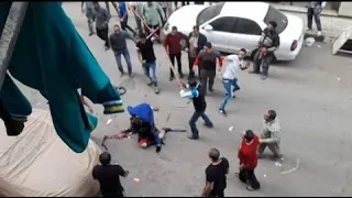 شاهد بالفيديو لحظة قتل شاب وتمزيق جسده على يد 20 شخص والسبب انه شهم #اللغز