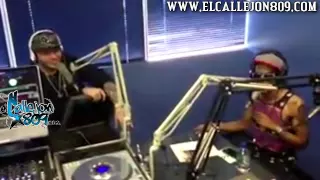 Mozart La Para junto a Farruko interpretando en vivo Si Te Pego Cuerno en Latina 100.3 Fm