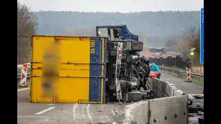A7: Lastwagen im Baustellenbereich umgestürzt