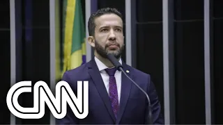 Eduardo Bolsonaro aciona PL contra André Janones | VISÃO CNN
