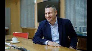 Снова развеселил сеть: Кличко оконфузился во время новогоднего поздравления .