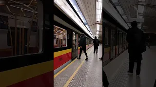 Wjazd i odjazd Škody Varsovii 59WE #77 na stacji Imielin linii M1 - Metro Warszawskie