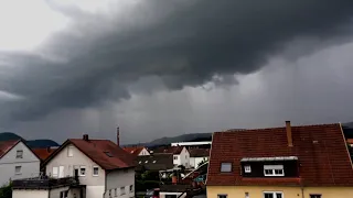 Shelfcloud bei Frontgewitter und schöne Blitze, 18. Mai 2024