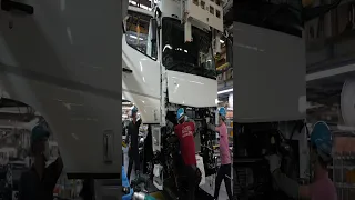 Japanese Truck factory ! Mitsubishi Fuso Production. The process of making a truck.