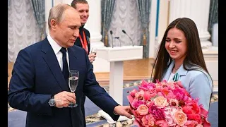 Путин подарил Валиевой к 16-летию шкатулку с платком