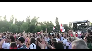 Белорусы скандируют «Жыве Беларусь!» во время выступления группы Nizkiz на фестивале Atlas Weekend