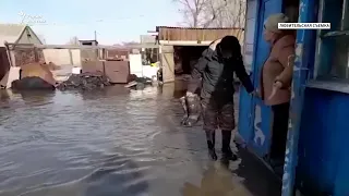 Паводки в Казахстане: затапливает улицы и дома, в Актобе едва не погибла школьница