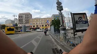 Весело ездим в Киеве на велосипеде по дорогам и тротуарам