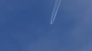 Emirates Airbus A380-800 flys over at 40.000 ft!