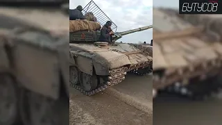 Местные жители останавливают российские танки голыми руками
