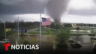 En video: Enorme tornado devora los árboles en Kansas | Noticias Telemundo