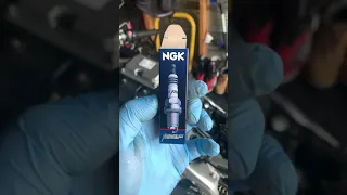 Aprilia RSV4 RF - How to change spark plugs and air box filter - First Service