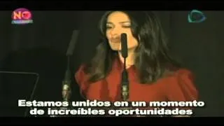 Salma Hayek se presenta en evento por los derechos de la mujer.