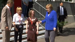 Merkel besucht junge Frau mit Down-Syndrom