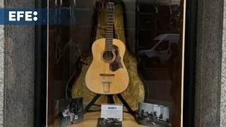 La guitarra perdida de John Lennon reaparece para batir récords de subasta