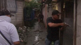 MAAKSYONG ENGKWENTRO NG MGA PULIS AT UMANO'Y PUSHER, SAPUL SA BIDYO