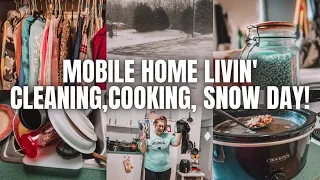 MOBILE HOME CLEAN WITH ME SLOW COOKER MEAL SNOW DAY | MESSY CLEANING MOTIVATION
