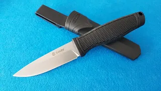 Ganzo G806 a escena: Un cuchillo de trabajo con vaciado plano.