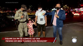 EQUIPE DA PM SE COMOVE AO VER MENINO EM BIKE "CAINDO AOS PEDAÇOS"