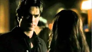 Elena le pide a Damon que deje de coquetear con ella (EP 1x22)