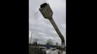 Падение водонапорной башни в Тверской области сняли на видео