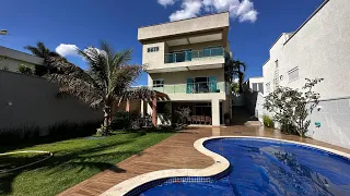 CASA TRIPLEX COM VISTA APAIXONANTE NO CONDOMÍNIO DO LAGO EM GOIÂNIA