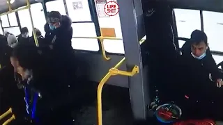 Кондуктор вытолкнула пассажирку без маски из автобуса