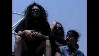 MTV's Headbangers Ball - Riki interviews Kerry & Tom from Slayer on a tank!