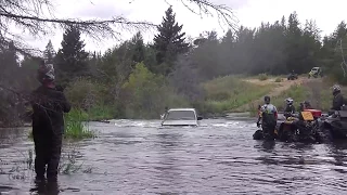 Epic Toyota 4 runner creek crossing like a boss