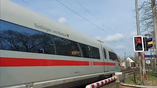 Bahnübergang in Ludwigsau Friedlos Züge am Dienstag 19.3.2024 ICE 3 mit Lichtgruß, Güterzüge