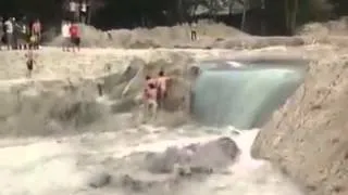 SE LOS LLEVA LA CORRIENTE DE UN RIO (VIDEO TERRIBLE)