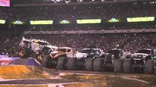 Max-D jumps over SIX Monster Jam trucks in MetLife Stadium!