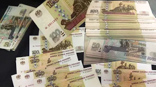 Просмотр клада банкнот 100 и 50 рублей 1997 без модификации:   распаковка коробки с кучей денег.
