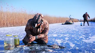 РЫБАЛКА ПО ПЕРВОМУ ЛЬДУ в ДЕЛЬТЕ ВОЛГИ. Приключения в один день на аэролодке. Жерлицы на щуку.