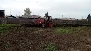 ☝️☝️☝️Вспашка огорода плугом, работа трактора т-25.🚜🚜🚜