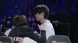 Deft and Pyosik hugs Keria after their victory