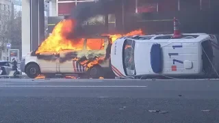 GELBWESTEN-PROTEST: Polizeiautos brennen im Brüsseler Europaviertel