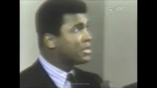 MUHAMMAD ALI: Slaps Howard Cosell in his face (SHOCKING)