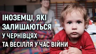 Весілля в час війни та іноземці, які залишаються в Чернівцях